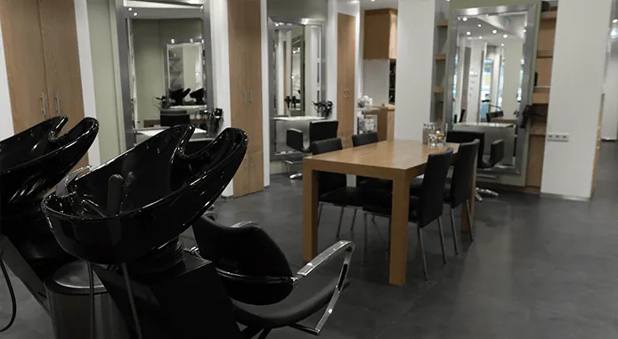 Kapstoelen en spiegels in de salon